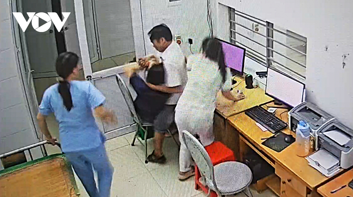 Tạm giữ hình sự đối tượng xông vào khoa khám bệnh tấn công nữ bác sĩ ở Nghệ An